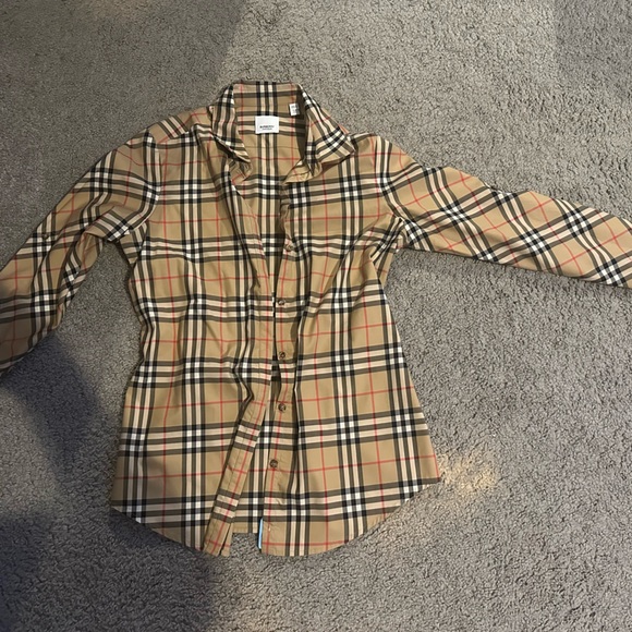 Women mid sleeve Burberry Shirt can be long sleeve or mid